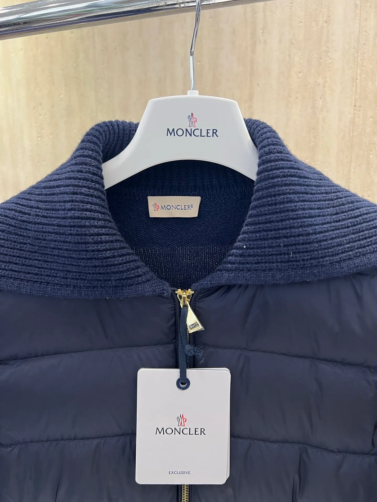 Moncler ， 。 、 、 ， 。 ：Y 6001 ：Navy Blue ，Khaki Size：SML